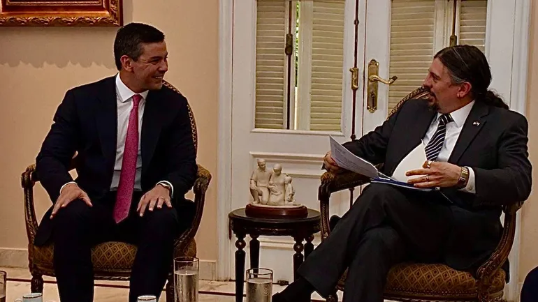 Presidente de la República Santiago Peña y el Coordinador Global Anitcorrupción, Richard Nephew, durante una reunión en Paraguay. (gentileza).
