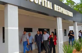 Diputados y concejales departamentales durante la visita al pabellón de contingencia construida por la Gobernación del Guairá.