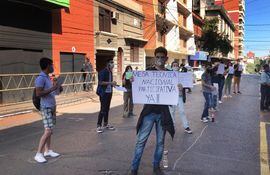 Estudiantes de Fenaes protestaron ayer frente al MEC exigiendo una mesa participativa.
