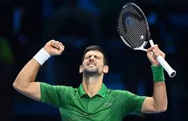 Novak Djokovic festeja después de derrotar a Stefanos Tsitsipas