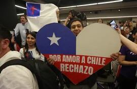 Promotores de la opción 'Rechazo' al plebiscito constitucional se reúnen a la espera de resultados, hoy, en Santiago (Chile). (EFE)