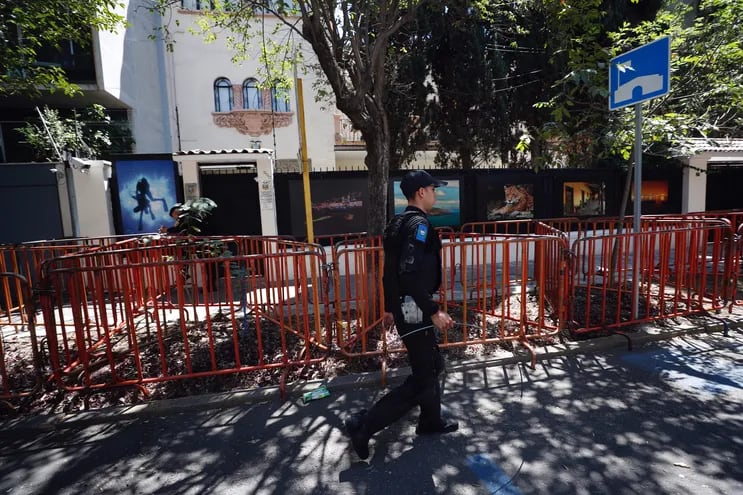 Policías de la Secretaria de Seguridad Pública resguardan con vallas metálicas las instalaciones de la embajada de Ecuador, este sábado, en la Ciudad de México (México), tras un asalto.