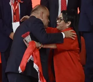Basilio "Bachi" Núñez recibe a Norma Aquino "Yamy Nal" con el abrazo republicano.