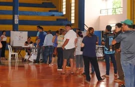 Imagen de filas que se formaron para votar pos los candidatos de la Concertación.