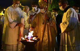 Monseñor Adalberto Martínez bendice el fuego y con sus llamas encendió el cirio que representa a Cristo Resucitado.