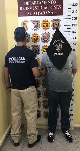 Un policía custodia a Cristhian Alberto Aguayo, detenido hoy en Presidente Franco.