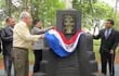 El intendente de Presidente Franco, Roque Godoy (ANR), descubre placas que conmemoran a Stroessner en la Plaza de la Libertad.