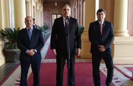 Marcos Elizeche, Ministro sustituto de Hacienda, Fredis Estigarribia, Presidente del Fondo Ganadero y el Presidente del BNF Manuel Ochipinti.