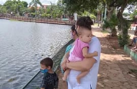 Familias visitan durante la pandemia la laguna de Itá, un o de los atractivos turísticos de la ciudad.