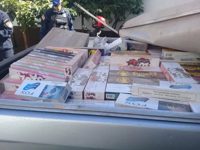 La camioneta con chapa brasileña está repleta de cajas de cigarrillos.