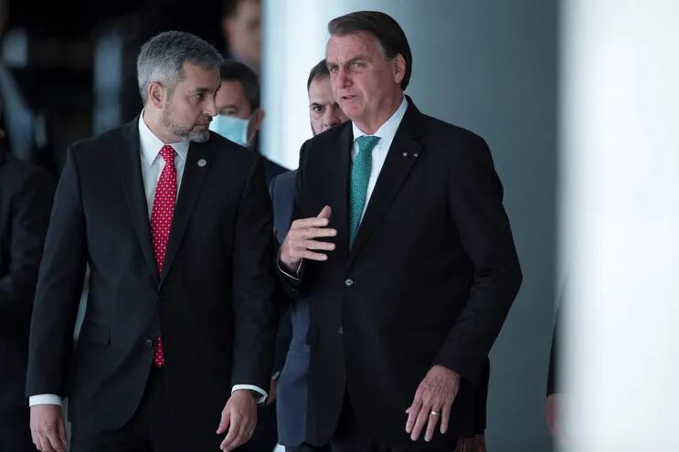 El presidente de Brasil Jair Bolsonaro (d), conversa con su homólogo de Paraguay, Mario Abdo Benítez (i), durante un encuentro en el Palacio de Planalto, en Brasilia (Brasil), el pasado 24 de noviembre.