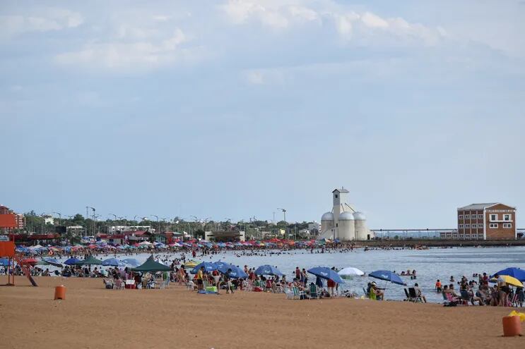 Vista de la Playa San José una de las más concurridas de Encarnación.