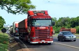 una-imagen-que-se-repite-por-igual-en-ciudad-del-este-y-en-foz-de-yguazu-brasil-desde-hace-cuatro-meses-es-la-de-camiones-parados-al-costado-de-la-212029000000-1525781.jpg