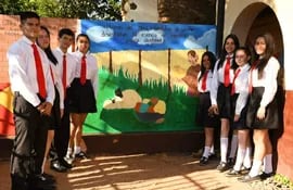 Los alumnos del colegio nacional Don Laureano Romero Ortiz de San Miguel, Misiones, en la presentación de su mural dentro del proyecto educativo, "La Artesanía es la trama que nos une"