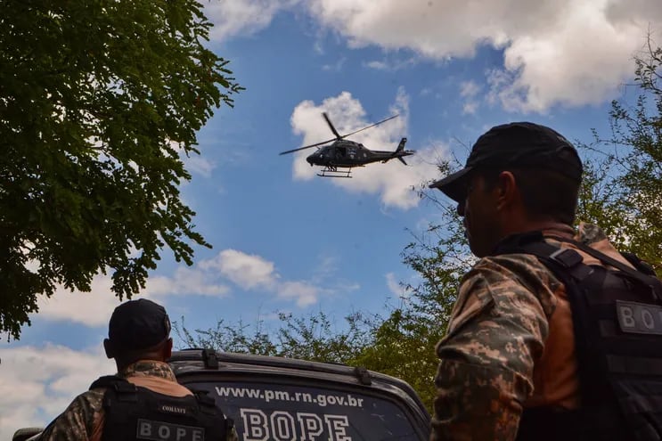 Miembros de la policía continúan con hoy sábado con la búsqueda de hombres que huyeron el miércoles de la prisión federal de Mossoró, considerada de máxima seguridad, en el estado de Rio Grande do Norte, en la región noreste del país (Brasil)