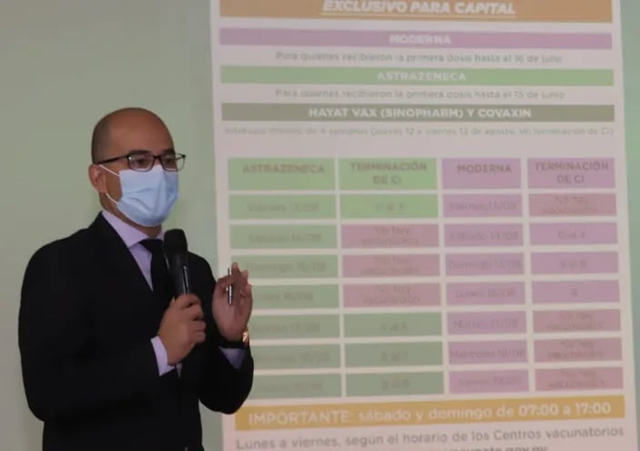 El Dr. Héctor Castro, director del Programa Ampliado de Inmunizaciones (PAI), en conferencia de prensa.