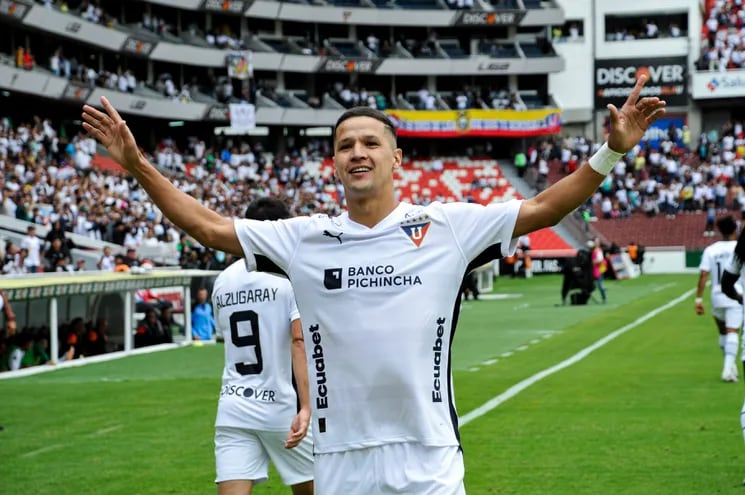 Alex Arce celebra su gol para Liga  Quito ante el Aucas en el fútbol ecuatoriano