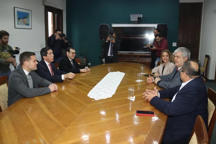 Reunión de transición entre el actual ministro del Interior, Federico González y el futuro titular de la cartera, Enrique Riera.
