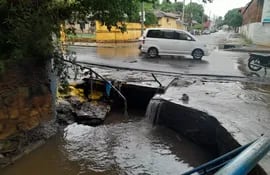 Fotografía de parte de los raudales en Luque este miércoles, donde el agua arrastró un vehículo y dos mujeres perdieron la vida.