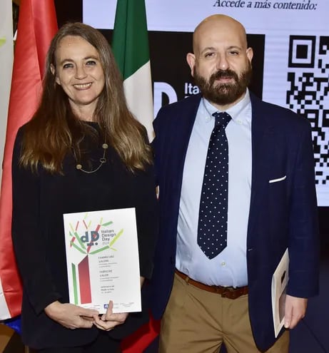 La agregada Cultural de la Embajada de Italia, Prof. María Cristina Brizzi y el artista y diseñador italiano Felice Serreli.