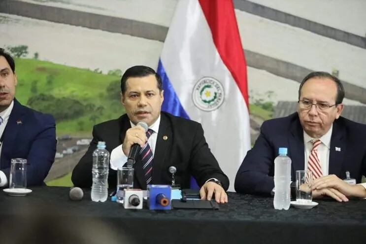 El presidente de la ANDE, Félix Sosa, junto a Manuel Cáceres, director general paraguayo de Itaipú.
