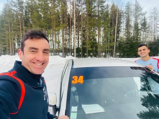 Marcelo Der Ohannesian (i) junto a Fabrizio Zaldívar ayer durante la recorrida de los tramos que comprende el Rally de Suecia.