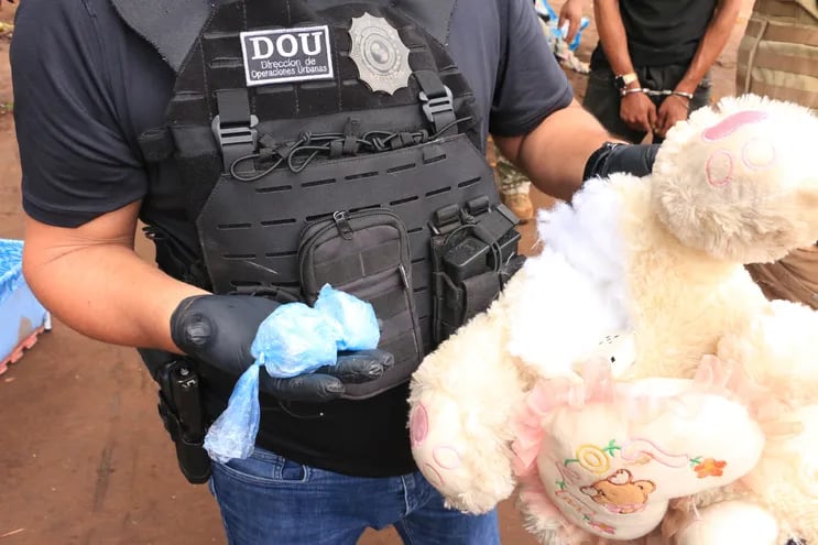 Presuntos microtaficantes escondían droga dentro de un oso de peluche.