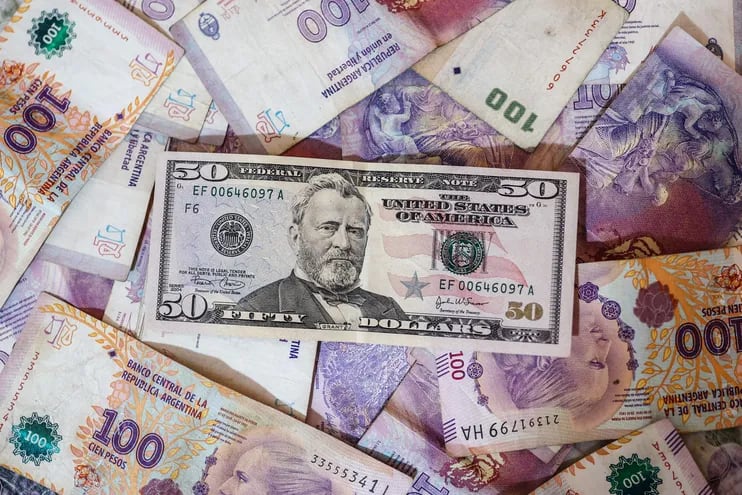 La cotización del dólar en el mercado paralelo o blue se cotizó ayer cerca de 440 pesos, casi el doble de la cotización oficial