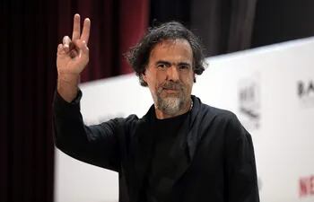 El director de cine mexicano, Alejandro González Iñárritu, saluda durante una rueda de prensa del Festival Internacional de Cine de Morelia, México.