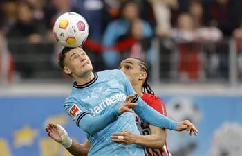 Freiburg (Germany), 17/03/2024.- Freiburg's Kiliann Sildillia (R) in action against Leverkusen's Florian Wirtz (L) during the German Bundesliga soccer match between SC Freiburg and Bayer 04 Leverkusen in Freiburg, Germany, 17 March 2024. (Alemania) EFE/EPA/RONALD WITTEK CONDITIONS - ATTENTION: The DFL regulations prohibit any use of photographs as image sequences and/or quasi-video.
