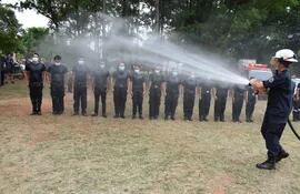 Momento del bautismo de los bomberos azules de 3 de Mayo.