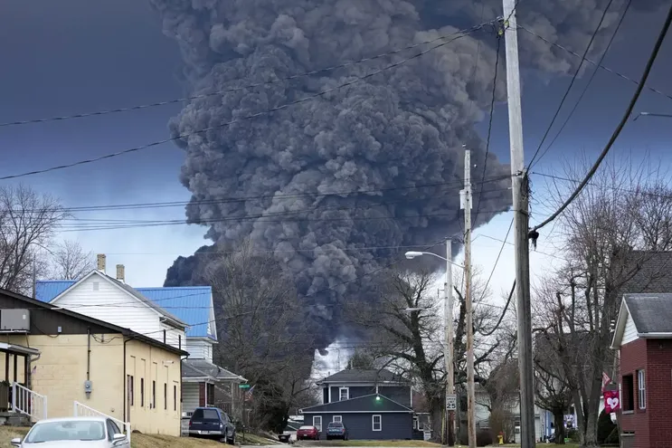 Una columna de humo negro sobre East Palestine, Ohio, el 6 de febrero de 2023, luego de la explosión controlada de una parte de la carga de un tren que se descarriló. (AP Foto/Gene J. Puskar, Archivo)(Gene J. Puskar / Associated Press)