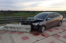 El automóvil fue abandonado tras el choque en la Costanera de Asunción.