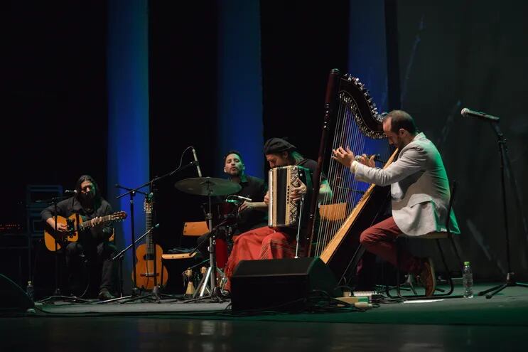 El Chango Spasiuk (con el acordeón) y el arpista paraguayo Sixto Corbalán compartirán escenario una de las noches de la fiesta.