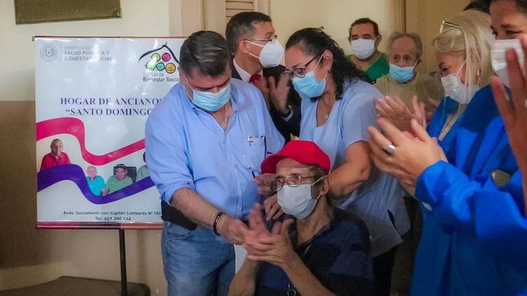 El ministro de Salud, Julio Borba, en una foto hecha el sábado pasado, al aplicar una dosis de la vacuna AstraZeneca a un adulto mayor.