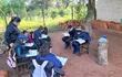 Escolares de la Escuela María Auxiliadora de Carapeguá dan clase bajo árboles debido al peligro de derrumbe de la institución.