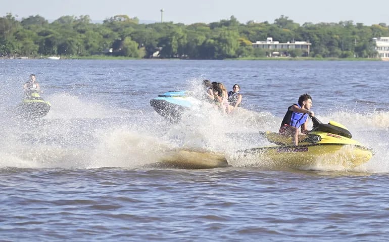 Pura acción y adrenalina se vive en el lago Ypacaraí con los tradicionales paseos el jet ski.