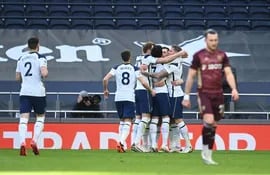 Los jugadores del Tottenham festejan uno de los tantos contra el Leeds en la jornada 17 de la Premier League.