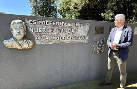 Embajador de EE. UU. Marc Ostfield visitó el monolíto de Santiago Leguizamón en Pedro Juan Caballero. (Fuente cuenta de X de embajada de EE.UU.)