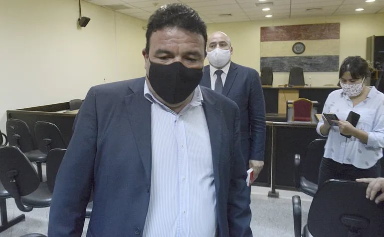 Miguel Ángel Carballo se retira de la sala de juicio, seguido de su abogado defensor,  tras conocer su condena.