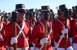 Militares con uniformes antiguos durante el último desfile militar por el Día de la Independencia, el 14 de mayo de 2023, en la Costanera de Asunción,