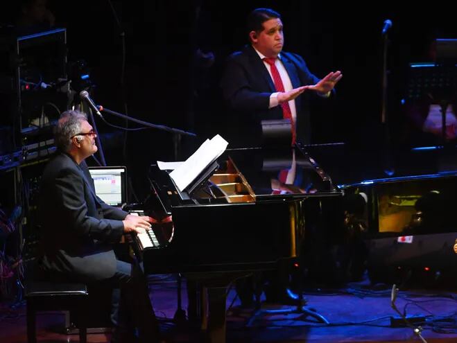 El pianista argentino Javier Lozano y el maestro Sergio Cuquejo dirigiendo a la orquesta en un momento del concierto "La música más linda del mundo 2".