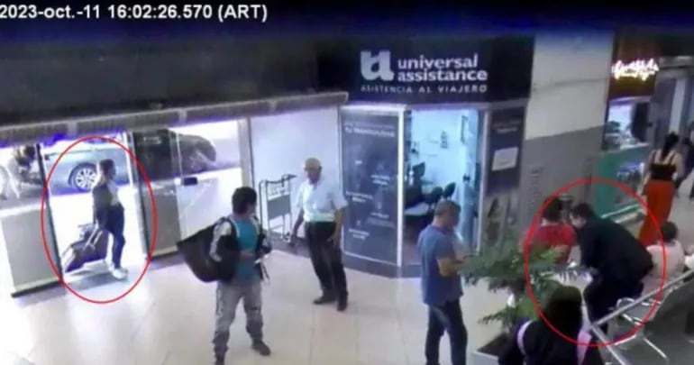 El gerente de seguridad aeroportuaria Luis Alberto Servián Zárate se levanta para recibir a la pasajera Eliana Cardzo, cuando esta llega con su maleta con 10 Kilos de cocaína. Fue el 11 de octubre pasado.