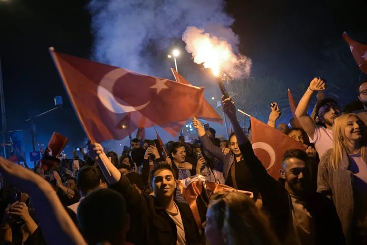 Seguidores del partido opositor CHP (socialdemócrata) celebran la aplastante victoria sobre el oficialismo en las elecciones municipales de ayer.