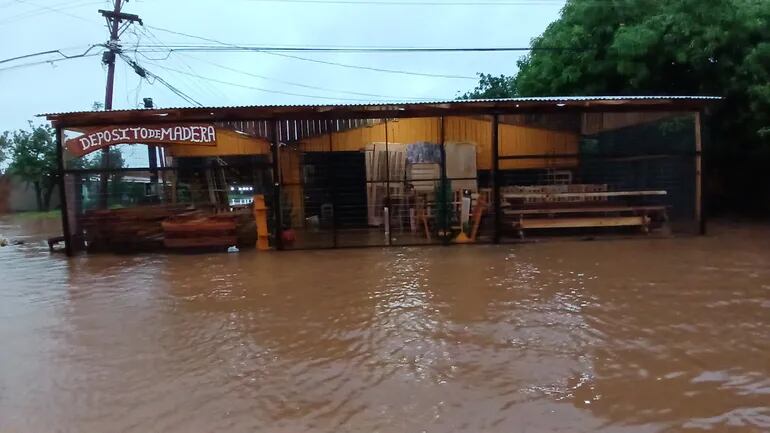 Una vivienda totalmente inundada tras la intensa lluvia en Coronel Oviedo.