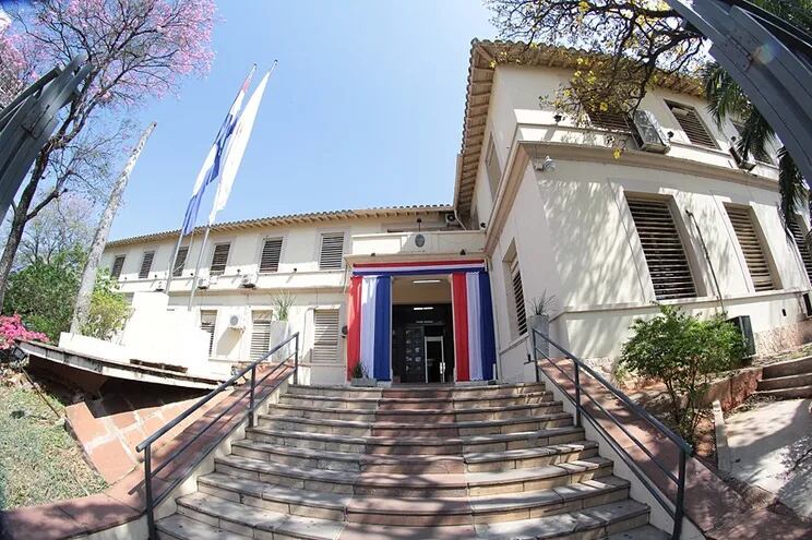 La sede del Ministerio de Salud Pública (MSPBS) se encuentra en avenida Pettirossi esq. Brasil, en Asunción.