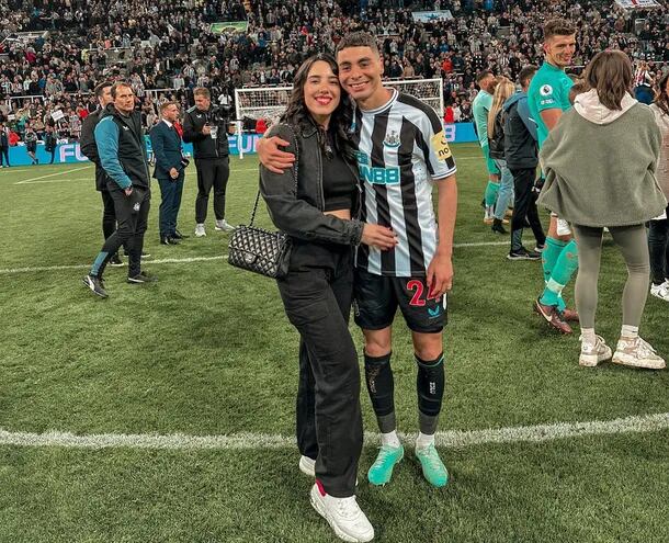 Alexia Notto y Miguel Almirón, siempre juntos. Ahora, la pareja disfruta la clasificación de Miggiy y su club a la Champions League.