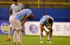 Los jugadores de Guaireña lamentan la derrota contra Sportivo Trinidente, resultado que sentenció el regreso a la División Intermedia.