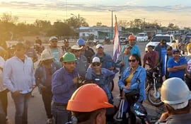 Obreros de la planta de Vallemí siguen movilizados y exigen la salida del presidente de la empresa.