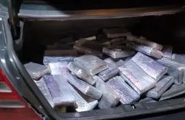 La droga fue encontrada en la valijera del automóvil guiado por un paraguayo.